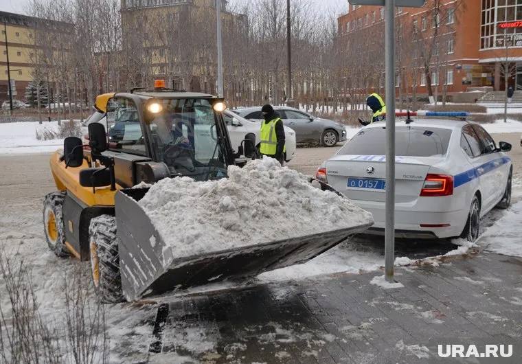 В Сургуте тракториста оштрафовали за перекрытие дороги ради намаза.  В Сургуте полиция привлекла к ответственности водителя трактора, который заблокировал дорогу, чтобы совершить намаз. В пресс-службе УМВД по ХМАО агентству сообщили, что мужчине выписан штраф за нарушение правил дорожного движения.  «Водитель нарушил правила дорожного движения. Он привлечен к ответственности по статье 12.19 КоАП РФ: нарушение правил остановки или стоянки транспортных средств на проезжей части, повлекшее создание препятствий для движения других транспортных средств», — прокомментировали в полиции. Штраф за нарушение может составить от 1,5 до трех тысяч рублей.  Напомним, что инцидент вызвал широкий резонанс среди жителей Сургута. На ролике, опубликованном в telegram-канале «К-Информ», видно, что водитель оставил трактор на дороге, расстелил коврик и начал молиться, игнорируя другие машины. Штраф за нарушение может составить от 1,5 до трех тысяч рублей.  Ранее URA.RU писало, что власти Сургута провели проверку из-за инцидента. Мэрия исключила связь водителя с муниципальными службами и подрядными организациями.  ____________ Ura.ru