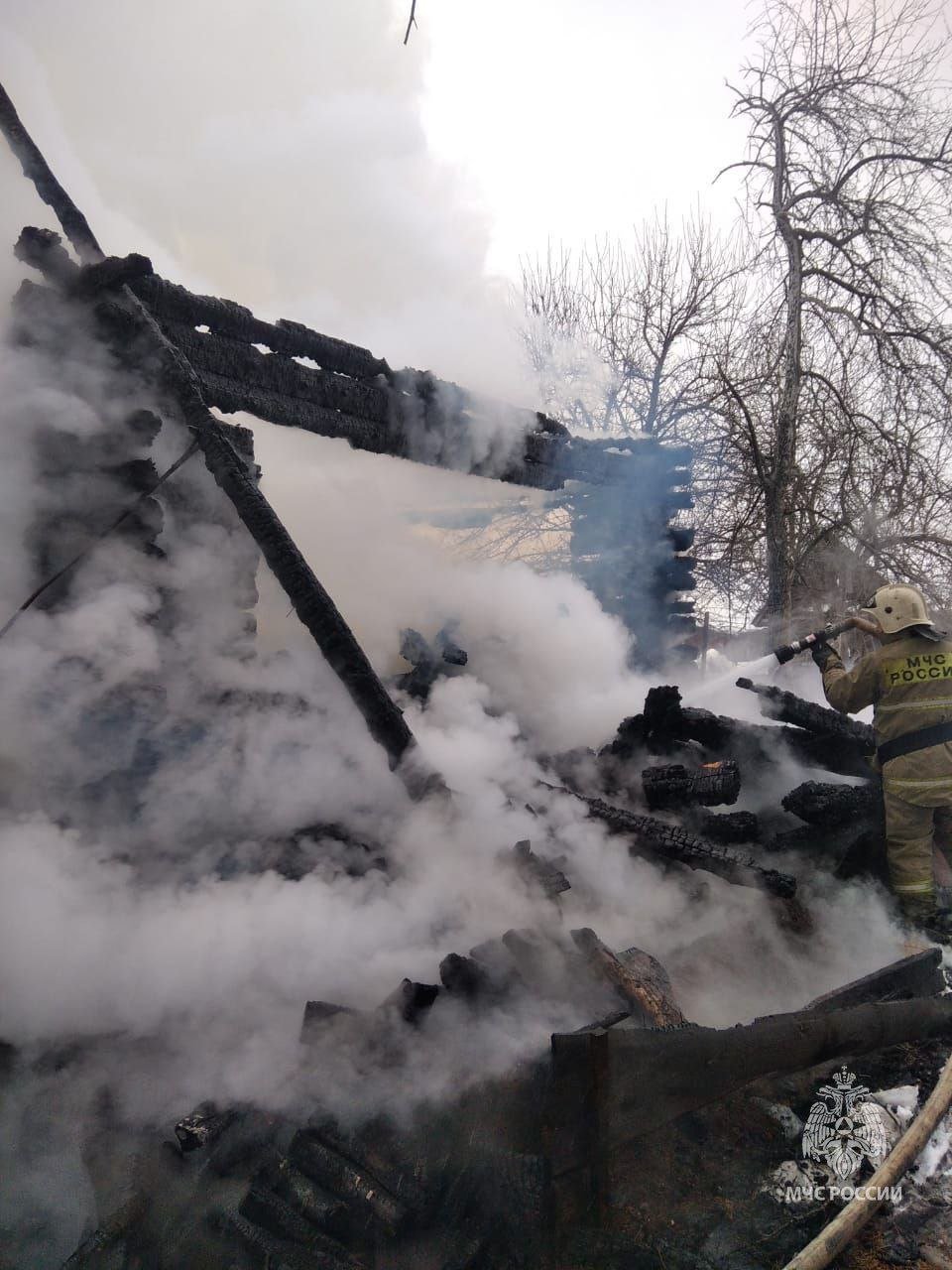 Пожар в садовом доме закончился гибелью человека  В Иглинском районе в садовом товариществе "Строитель" Надеждинского сельсовета утром загорелся садовый дом.  Пожар потушен огнеборцами МЧС России на площади 30 квадратных метров. К сожалению, в ходе тушения обнаружен погибший 57-летний мужчина.  Причину пожара предстоит установить дознавателю МЧС России.  Еще раз о жизненно важном:  не оставляй детей без присмотра;  затопил печь - следи;  куришь - не спи;  установи в жилье пожарный извещатель.