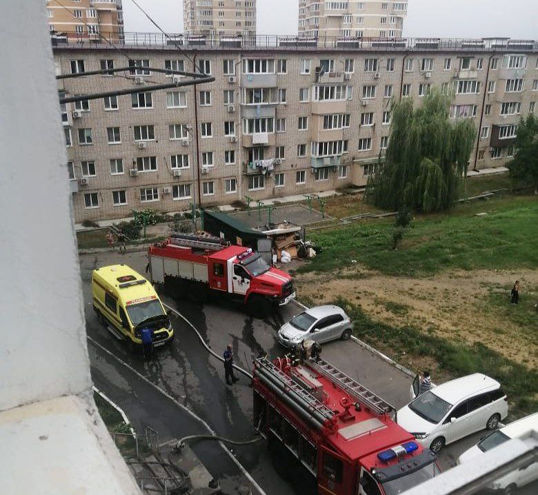 Огнеборцы МЧС России ликвидировали возгорание в многоквартирном доме в Артёме    На улице Херсонская, 5 произошло возгорание квартиры на 5 этаже жилого дома.   По прибытию пожарных из окна квартиры шел густой черный дым.  Огнеборцами в ходе тушения пожара в квартире был обнаружен мужчина в бессознательном состоянии. Он был передан медикам скорой помощи.  Пожар ликвидирован на площади около 22 квадратных метров. Причина пожара устанавливается.
