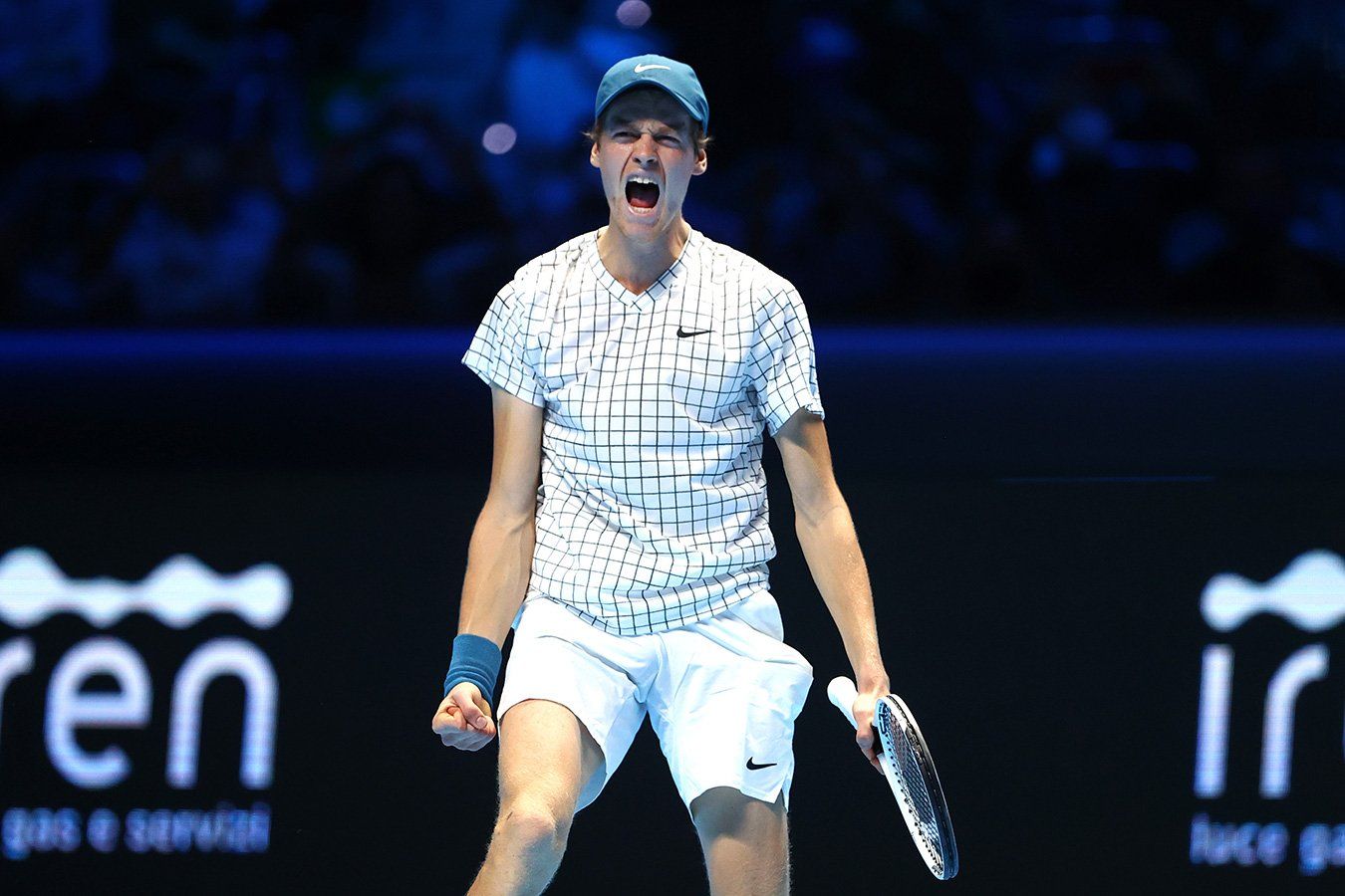 Янник Синнер вышел в четвертьфинал US Open, где встретится с Даниилом Медведевым  Первая ракетка мира итальянский теннисист Янник Синнер вышел в 1/4 финала US Open — 2024.  Читать на Чемпионате →