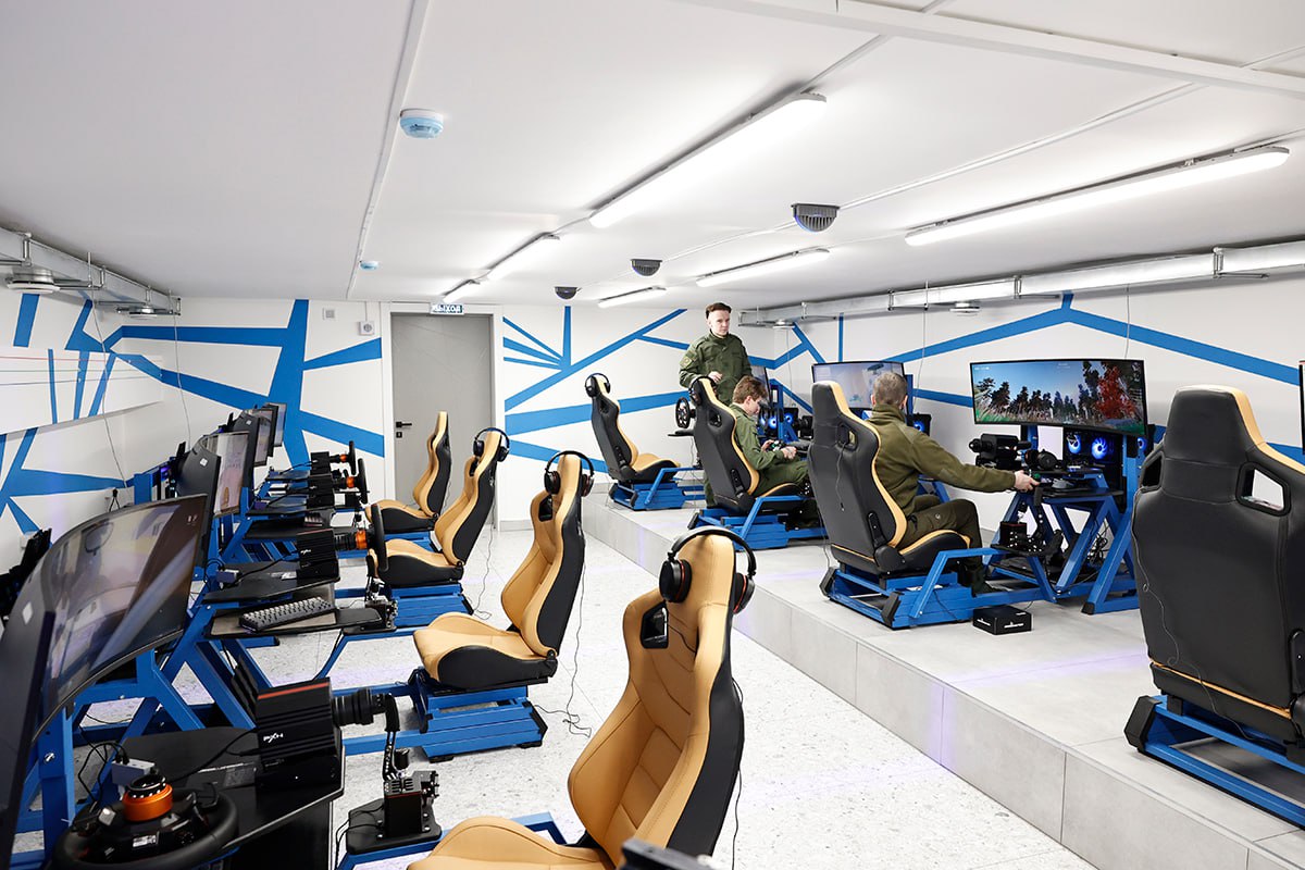 В Калининграде открыли киберарену для обучения молодежи управлению дронами В Калининграде открылась киберарена где молодые люди смогут обучаться управлению беспилотными летательными аппаратами и водить на автосимуляторах Проект стоимостью 10 млн руб стал второй подобной ареной в России после Карелии Средства на создание выделил Центральный совет ДОСААФ а разработкой комплекса занималось конструкторское бюро Титан  На базе арены будут проводиться соревнования по киберспорту и спортивному программированию Губернатор региона Алексей Беспрозванных отметил что это пространство поможет молодежи подготовиться к военной службе по специальностям Правительство Калининградской области Telegram Max