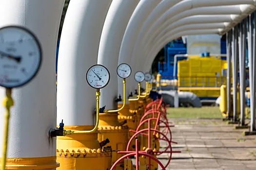 В Европе цена на газ в ходе первых торгов после прекращения украинского транзита умеренно растет на 1%. Об этом свидетельствуют данные лондонской биржи ICE.  Стоимость февральского фьючерса на хабе TTF в Нидерландах выросла до $543,4  порядка 55 тыс. рублей  за 1 тыс. куб. м.  До этого украинский депутат Артем Дмитрук заявил, что Украина столкнется с финансовыми трудностями из-за остановки транзита российского газа через территорию страны. По его словам, после решения украинской стороны не продлевать соглашения о транзите газа потеряет доходы, которые ранее составляли около $800 млн в год.  Украина официально отказалась продлевать соглашение с Россией о транзите газа в Европу после истечения текущего контракта 31 декабря 2024 года. Выступая на годовой прямой линии и пресс-конференции, президент Владимир Путин также заявил, что контракта на транзит газа через соседнюю республику больше не будет, но "Газпром" это переживет". "Газета.Ru" узнала у экспертов, как это скажется на России.