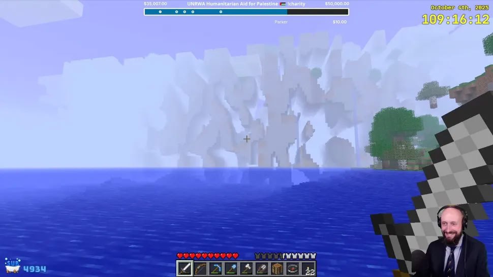 Неутомимый геймер достиг легендарных Дальних земель края карты Minecraft спустя более 14 лет После более чем 14 лет неутомимой игры блоггер под ником kurtjmac преодолел 12 500 км пешком в Minecraft и наконец достиг края мира Начав свое путешествие в 2011 году на версии Beta 1 7 3 он прошел этот путь без телепортации или модификаций документируя каждую минуту в серии стримов под названием Far Lands or Bust В своем финальном стриме который длился 5 часов и 34 минуты kurtjmac выразил огромную благодарность своим подписчикам которые поддерживали его на протяжении этого долгого пути Это достижение подчеркивает важность самого процесса путешествия а не только конечного результата News Soft Gear Links