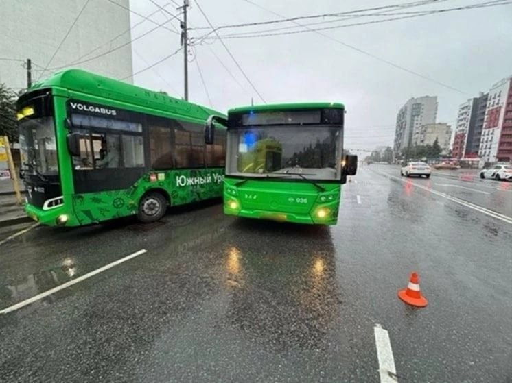 На Комсомольском проспекте столкнулись два автобуса: ранены трое пассажиров В Челябинске в столкновении двух автобусов на Комсомольском проспекте пострадали три человека, в том числе и ребенок. Следователи возбудили дело по факту оказания услуг, не отвечающих безопасности, – статья 238 УК РФ. ПОДРОБНЕЕ URALPRESS.RU