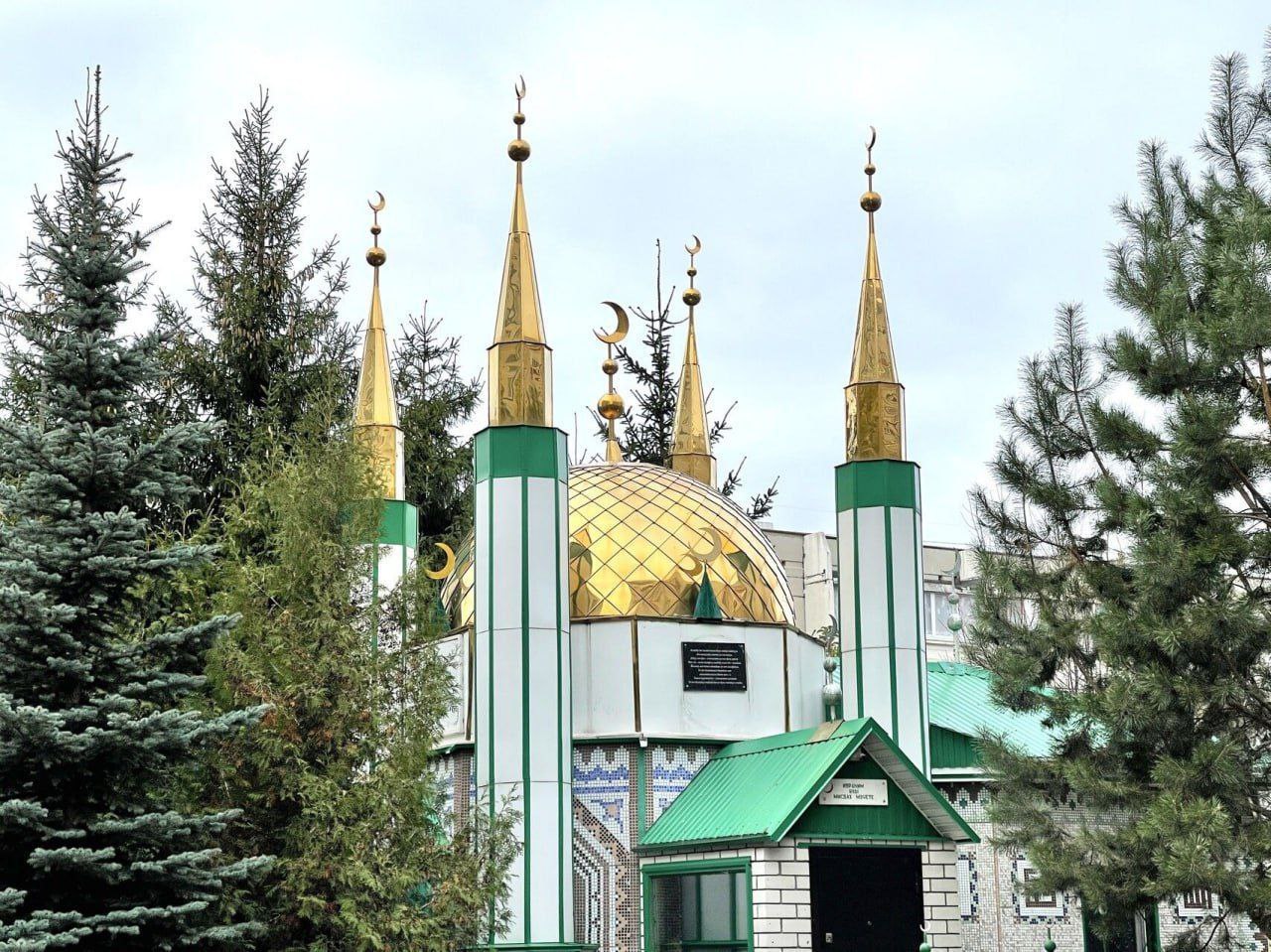 Стали известны даты Ураза байрам и Курбан байрам в 2026 году Согласно мусульманскому календарю месяц Рамадан в будущем году начнется с 19 февраля Во время священного месяца мусульманам положено соблюдать уразу Праздник Ураза байрам придется на 20 марта 27 мая мусульмане отметят Курбан байрам