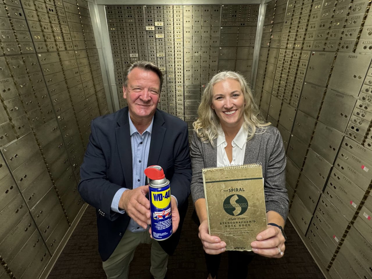 Формула WD 40 одна из самых охраняемых тайн в мире Гендиректор узнал её только спустя 30 лет работы в компании пишет WSJ Фирма специально не патентовала состав легендарной смазки чтобы не раскрывать его детали Рукописный рецепт записан в блокноте с 39 неудачными версиями отсюда и название WD 40 и хранится в секретной банковской ячейке в Сан Диего Большинство сотрудников включая топ менеджеров никогда его не видели В итоге за 73 года существования формулы её так и не смогли повторить bankoffo