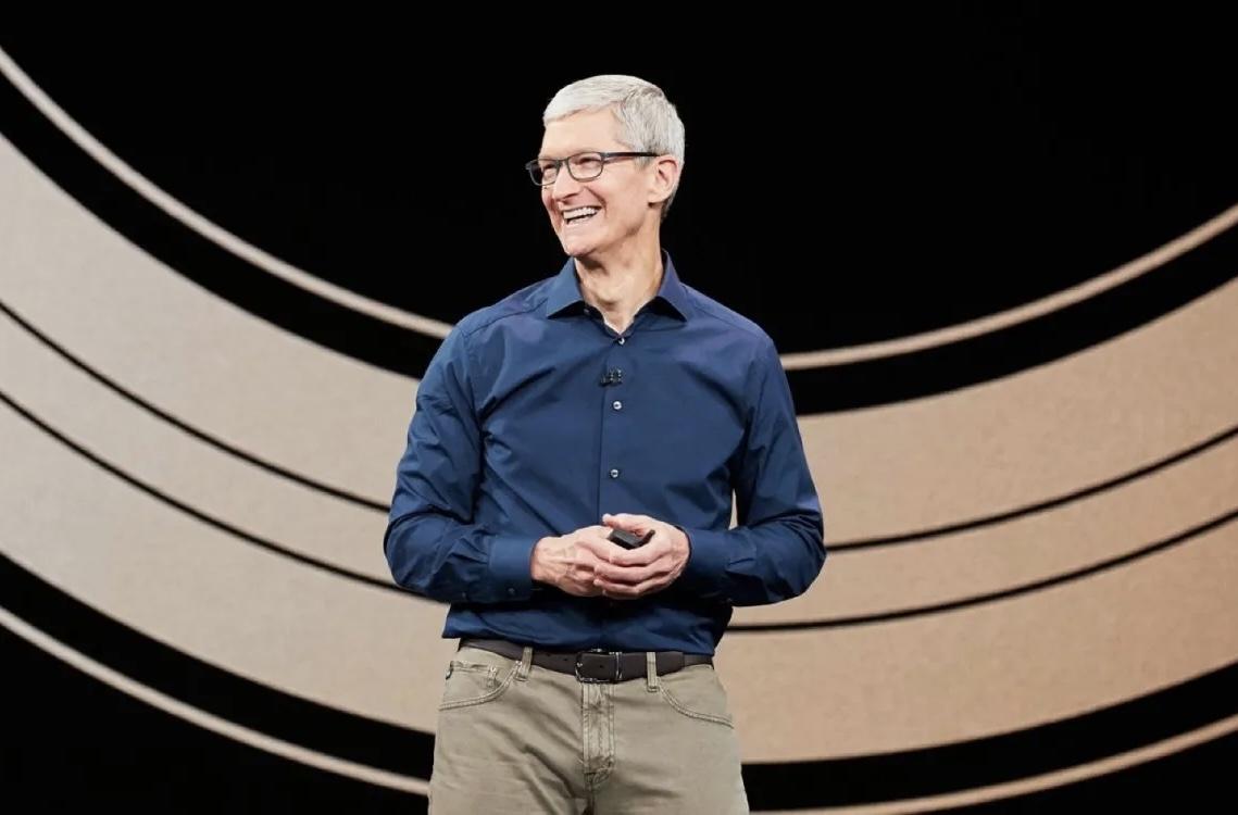 FT Тим Кук может покинуть пост главы Apple уже в следующем году В качестве наиболее вероятного кандидата на пост нового CEO называют Джона Тернуса старшего вице президента по аппаратной инженерии Однако окончательного решения ещё нет При этом ускорение подготовки смены руководства не связано с текущими финансовыми показателями купертиновцев Напротив ожидается сильный конец года благодаря высоким продажам iPhone www iphones ru 1345639 новости iphonesru