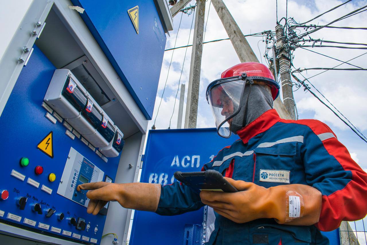 «Россети Московский регион» обеспечили мощностью кондитерское предприятие на юге Московской области. Специалисты филиала «Россети Московский регион» - «Южные электрические сети» обеспечили необходимой мощностью в объеме 660 кВт предприятие в городском округе Подольск, специализирующееся на производстве кондитерских изделий. Для осуществления технологического присоединения объекта вблизи д. Матвеевское построена воздушная линия 6 кВ на железобетонных опорах протяженностью более 150 м. Также установлены два переключательных пункта 6 кВ, измерительный комплекс со средствами учета электроэнергии. Электроснабжение объекта осуществляется от питающего центра 110 кВ «Весенняя». Благодаря выполненным мероприятиям качественным и надежным электроснабжением обеспечено развивающееся предприятие ООО «Деловое партнерство», производящее различные кондитерские изделия: от орехов и сухофруктов в шоколаде до наполнителей для йогуртов.