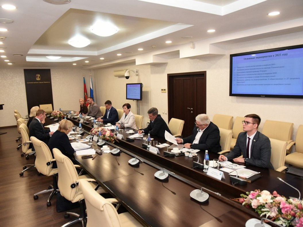Захар Торычев Дороги озеленение аварийное жильё Глава Барнаула Вячеслав Франк встретился с руководителями фракций Барнаульской городской Думы Обсудили вопросы подготовки городского бюджета на 2026 год и предстоящий период а также ряд вопросов касающихся взаимодействия администрации города и фракций в Барнаульской гордуме Фракция СПРАВЕДЛИВАЯ РОССИЯ подняла вопросы по обустройству новых пешеходных переходов светофоров тротуаров и нанесения дорожной разметки По предложению депутатов социалистов увеличено финансирование на озеленение и содержание общественных территорий города а также расходы на выявление и сноc аварийных деревьев Более подробная позиция фракции СПРАВЕДЛИВАЯ РОССИЯ по проекту бюджета на 2026 год и плановый период 2027 2028 годов во втором чтении будет озвучена 5 подробнее на канале Захар Торычев