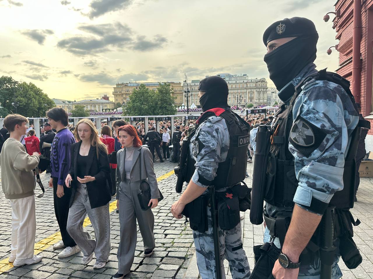 Более тысячи сотрудников и военнослужащих Главного управления Росгвардии по г. Москве и соединения по охране общественного порядка Центрального округа войск национальной гвардии, совместно с сотрудниками полиции, обеспечивали правопорядок и общественную безопасность во время грандиозного концерта, посвященного Дню России. Масштабное мероприятие собрало более 70 тысяч зрителей, многие из которых пришли с российскими триколорами. На сцене выступили звезды российской эстрады, каждый из которых поздравил зрителей, приехавших со всей страны, с праздником. Перед концертом кинологи инженерно-технического отдела ОМОН «Авангард» провели обследование места проведения мероприятия. Сотрудники ОМОН «Меч» на транспорте обеспечивали безопасность на акватории Москвы-реки и прилегающих объектах транспортной инфраструктуры. Экипажи вневедомственной охраны Росгвардии осуществляли патрулирование вблизи Красной площади. Благодаря слаженным действиям правоохранительных органов, мероприятие прошло без происшествий. 77.rosguard.gov.ru #Росгвардия