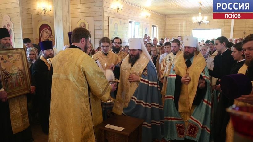 В эфире ГТРК «Псков» вышел сюжет об освящении храма блаженной Ксении Петербургской в Пскове 1 июля 2025 года в эфире ГТРК «Псков» рассказали, что в Пскове состоялось малое освящение храма блаженной Ксении Петербургской. Деревянную церковь возвели на улице Рокоссовского. Чин освящения провели митрополит Псковский и Порховский Матфей и викарий Святейшего Патриарха митрополит Звенигородский Арсений. Временный храм был доставлен в областной центр из Москвы по благословению Святейшего Патриарха Кирилла. На церемонии присутствовали десятки верующих. Этот храм - первый в регионе, освященный в честь блаженной Ксении и станет первым храмом в этом микрорайоне города. Смотрите на нашем сайте: