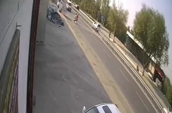В Андижане автомобиль сбил детей на пешеходном переходе