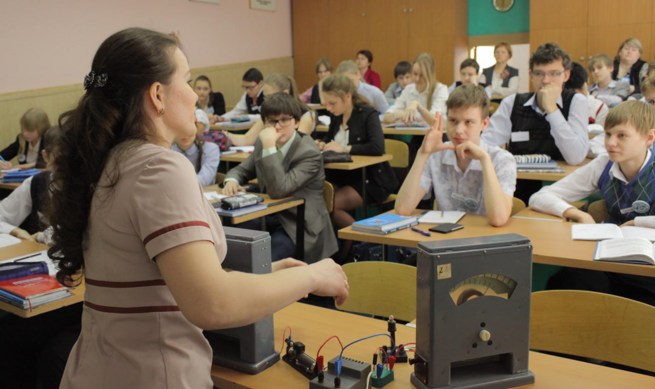 Комиссию по защите профессиональной чести учителей создадут в Новосибирске При министерстве образования Новосибирской области сформируют специальную комиссию для защиты профессиональной чести и достоинства педагогических работников Приказ подписанный главой ведомства Марией Жафяровой опубликовали на его сайте Из документа следует что основная задача комиссии рассматривать заявления учителей о нарушении их прав в том случае если конфликт не удалось решить на уровне школы Комиссия не вправе осуществлять урегулирование споров педагогических работников с федеральными государственными органами органами государственной власти субъектов РФ органами местного самоуправления поясняют в приказе В состав комиссии войдут представители министерства областного профсоюза работников образования инспекции труда и общественных организаций В каждом случае они должны будут выяснить действительно ли были нарушены нормы профессиональной этики в отношении педагога После этого по месту его работы направят рекомендации по выходу из сложной ситуации Подписаться на канал