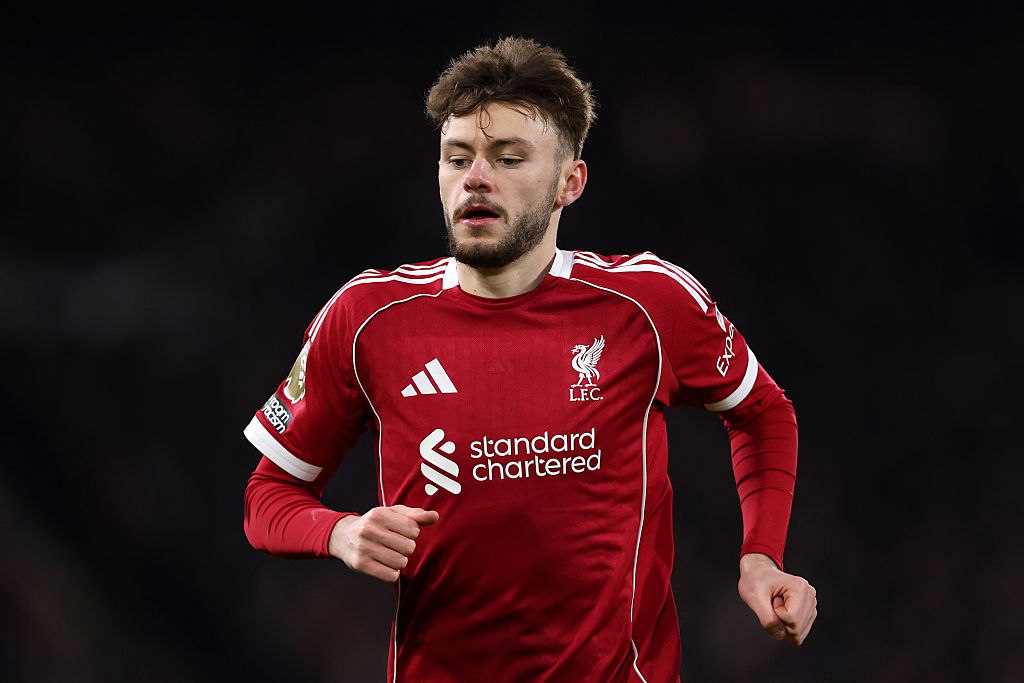 Ливерпуль потерял защитника из за серьезной травмы колена Защитник Ливерпуля Конор Брэдли получил серьезную травму колена и перенесет операцию Сроки восстановления пока неизвестны сообщает пресс служба клуба Инцидент произошел в концовке матча 21 го тура Английской премьер лиги АПЛ против лондонского Арсенала 0 0 8 января 22 летний футболист неудачно упал после столкновения его унесли с поля на носилках Главный тренер Арсенала Арне Слот после игры признался что опасался худшего Как пишет The Athletic Брэдли избежал разрыва передней крестообразной связки но у него выявлены повреждения кости и связок Игрок выбыл до конца сезона отмечает издание Justin Setterfield Getty Images Подписаться на РБК Спорт