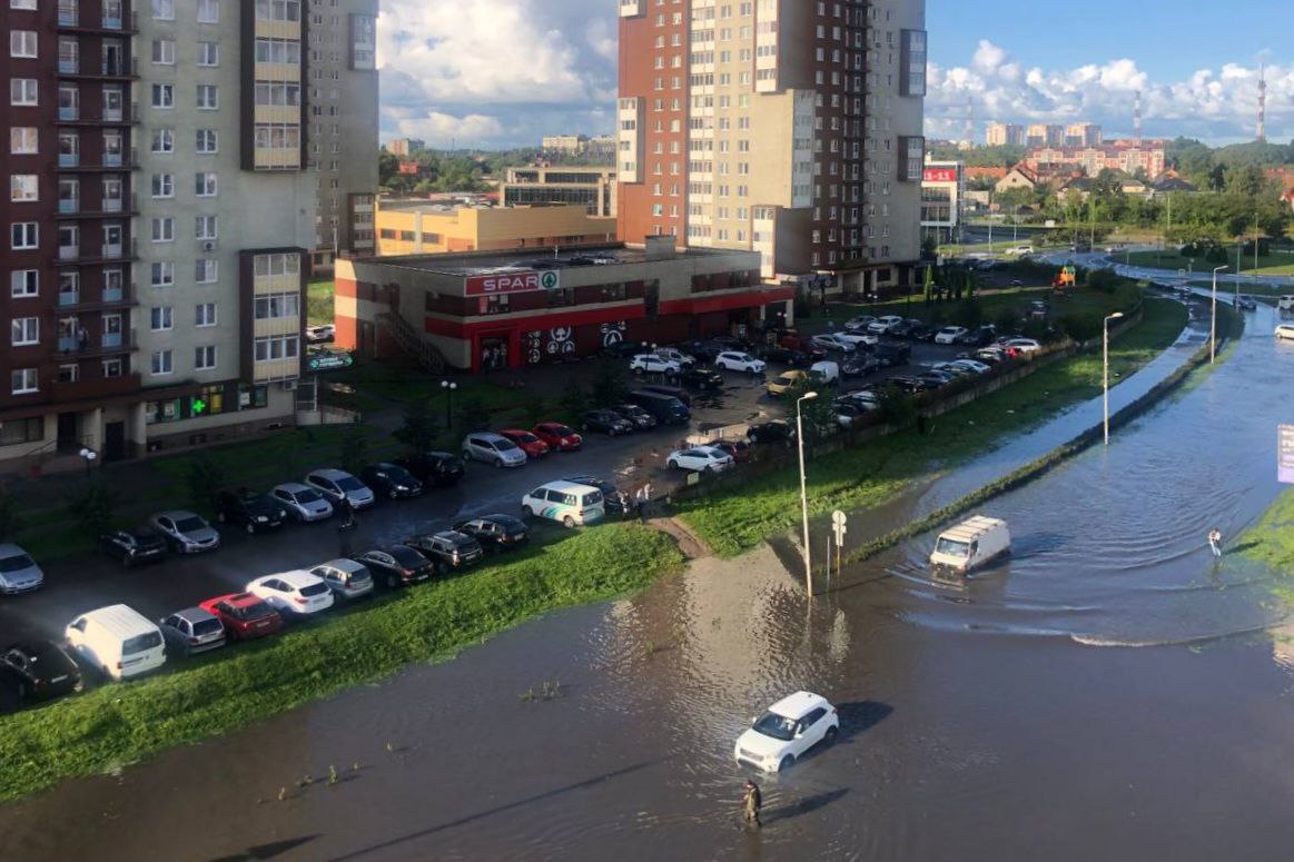 Калининград местами ушёл под воду за сутки выпала почти месячная норма осадков Лето решило по особенному попрощаться с нами Многие улицы оказались подтоплены во дворах всё плывёт а стадион Красная звезда превратился в озеро Синоптики прогнозируют обильные осадки и в понедельник После обеда по области ожидают грозы и усиление ветра Присылайте свои фото подтоплений через kgdrubot и не забывайте брать зонт когда выходите на улицу Подписаться на Калининград Ru