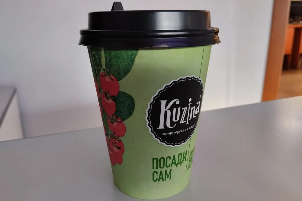 Суд признал новосибирскую сеть кондитерских Кузина банкротом Как следует из решения арбитражного суда к ООО Кузина применили упрощённую процедуру банкротства Её инициировала межрайонная инспекция ФНС 7 по Омской области Ведомство выставило требование по оплате просроченной задолженности по налогам и сборам на общую сумму 3 8 млн рублей Суд открыл процедуру конкурсного производства сроком на пять месяцев до 7 октября 2026 года Конкурсным управляющим назначен член ассоциации арбитражных управляющих Солидарность Алексей Сорокин В начале года из за долга перед налоговой банкротом признали управляющую сетью кофеен Евгению Головкову По данным геосервиса 2ГИС сейчас в Новосибирске работают 25 кондитерских Кузина По сравнению с 2024 годом их количество сократилось вдвое НН в Telegram НН в ВК НН в MAX