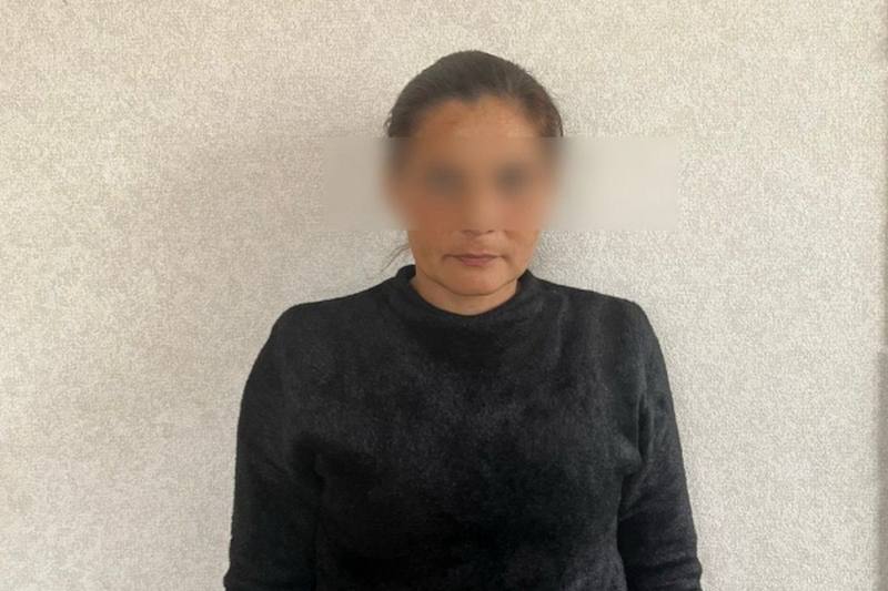 Снятие порчи мошенничество Сотрудники полиции задержали 42 летнюю жительницу соседнего региона подозреваемую в мошенничестве на территории Кургана пресс служба регионального УМВД В дежурную часть обратилась 18 летняя местная жительница с заявлением об обмане Потерпевшая рассказала что на улице к ней подошла незнакомка которая сначала спросила о ближайшем магазине игрушек а затем заявила что видит на девушке порчу и болезнь Женщина предложила пройти во двор чтобы снять сглаз и убедила девушку что вся порча находится в золотых украшениях Потерпевшая сняла украшения и завернула их в бумагу Незнакомка взяла девушку за руку со свертком и попросила посмотреть на небо В этот момент она схватилась за сверток но девушка не отпускала его Позже потерпевшая обнаружила в свертке небольшой камень вместо украшений и поняла что стала жертвой обмана Ущерб составил около 35 тысяч рублей рассказали в ведомстве Полицейские задержали аферистку Возбуждено уголовное дело