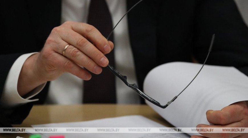 В Беларуси утверждена госпрограмма Устойчивая энергетика и энергоэффективность на 2026 2030 годы Соответствующее постановление подписал премьер министр Александр Турчин Государственной программой установлены сводные целевые показатели снижение энергоемкости ВВП как главного критерия энергетической эффективности экономики на 4 в 2030 году по отношению к 2025 году при темпах роста ВВП 115 8 и повышение энергетической самостоятельности страны за счет увеличения использования местных топливно энергетических ресурсов до уровня не менее 33 в 2030 году Для достижения сводных целевых показателей государственной программы разработаны три подпрограммы Повышение эффективности использования топливно энергетических ресурсов Повышение энергетической самостоятельности Сбалансированное развитие и модернизация энергетической отрасли Подробнее на vitvesti by Сайт TikTok VK Instagram YouTube ОК Стикерпак ВВ Чат бот