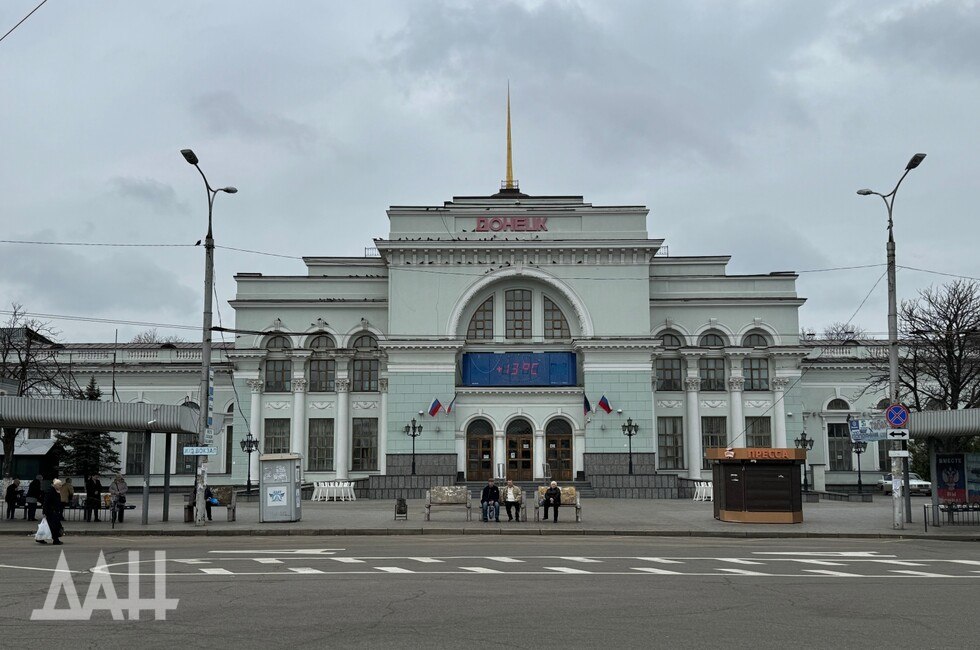 В Донецке в мае возобновит работу главный ж/д вокзал ДАН: Написать нам «Железные дороги Новороссии», с 9 мая до станции Донецк продлеваются маршруты электричек, которые ходили между Ясиноватой и Успенской и Ясиноватой и Дебальцево. Читать полностью
