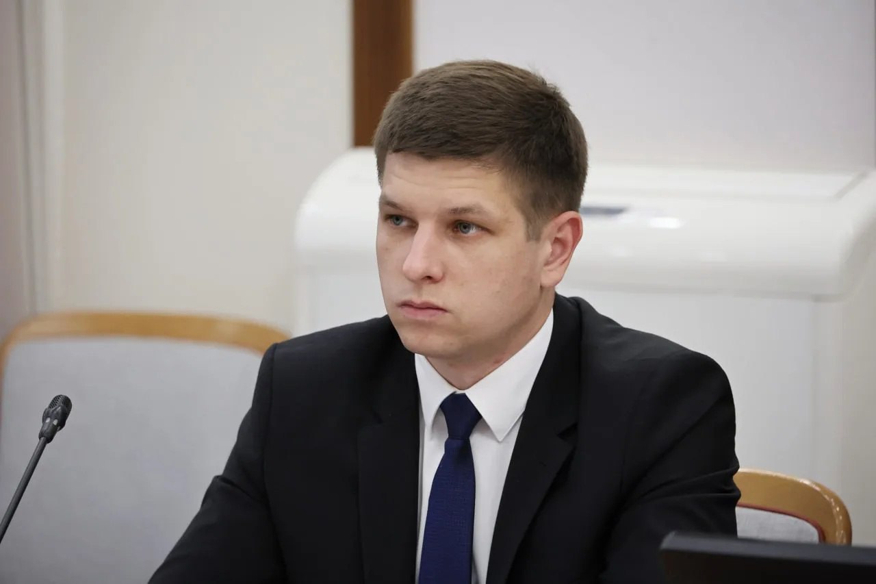 Игорь Федосов назначен исполняющим обязанности главы Динского района До этого с января 2023 года он был руководителем департамента строительства Краснодарского края Игорь Федосов родился 1 марта 1992 года в селе Коноково Успенского района В 2014 году окончил Кубанский государственный аграрный университет по специальности Промышленное и гражданское строительство в 2019 году Кубанский государственный университет по специальности Юриспруденция Югополис Прислать фото или видео