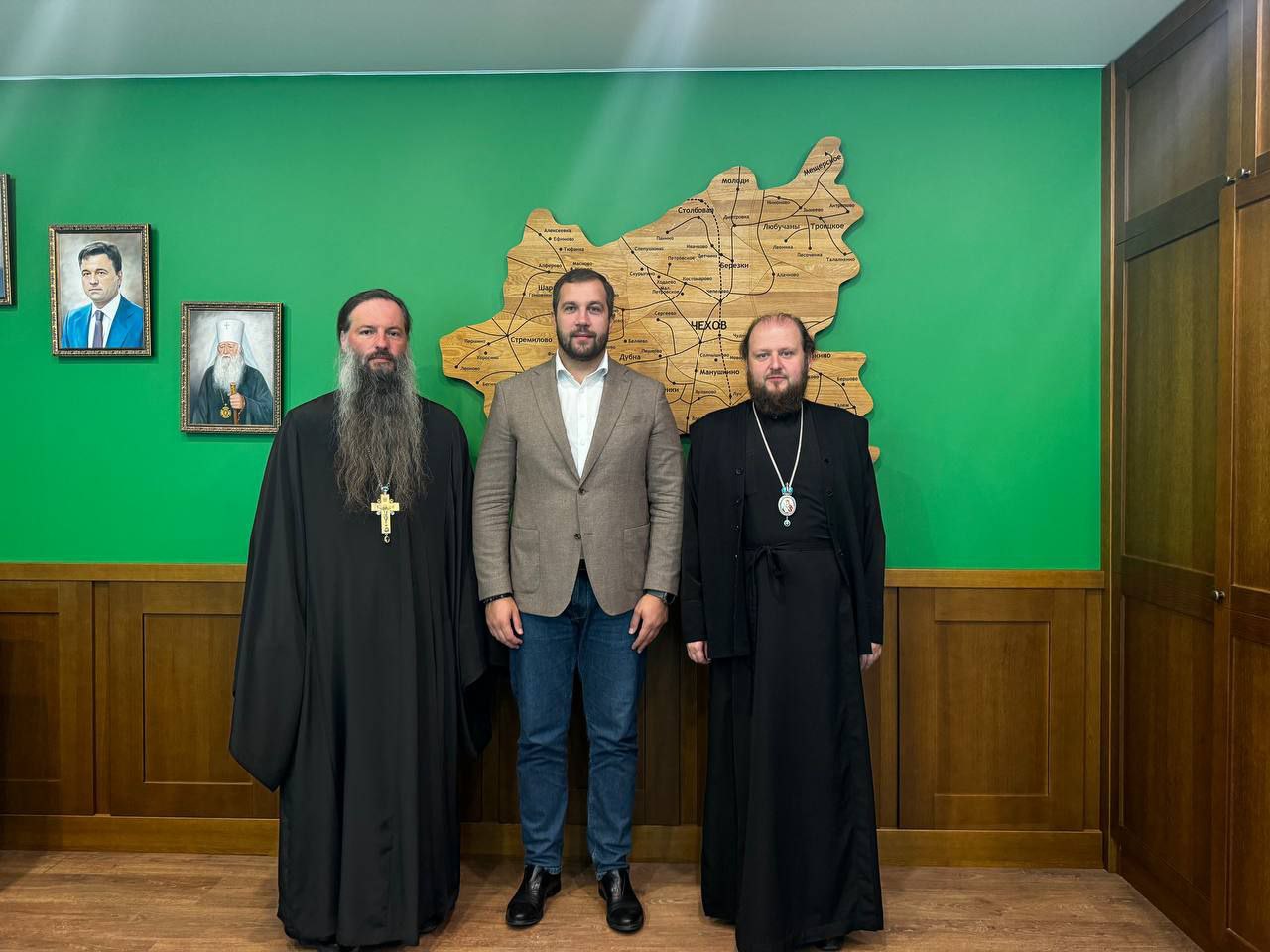 3 июля состоялась рабочая встреча архиепископа Подольского и Люберецкого Аксия и благочинного Чеховского церковного округа и монастырей Подольской епархии, игумена Вознесенской Давидовой пустыни Сергия  Куксова  с главой муниципального округа Чехов М.Н.Собакиным. Владыка Аксий представил М.Н.Собакину нового благочинного Чеховского церковного округа. Далее участники встречи обсудили сотрудничество Чеховского благочиния и администрации м.о. Чехов, а также вопрос строительства новых храмов Чеховского благочиния.