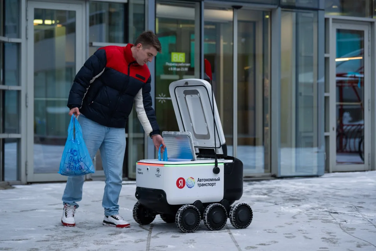 IT компания Яндекс запустил роботизированную доставку в четырех городах Подмосковья Химки Люберцы Одинцово и Долгопрудный Пока роверы привозят продукты повседневные товары и готовую еду из дарксторов Яндекс Лавки До конца года планируется подключить роботов к выполнению заказов из сервисов Яндекс Еда и Яндекс Доставка YDEX jkinvest news jkinvest