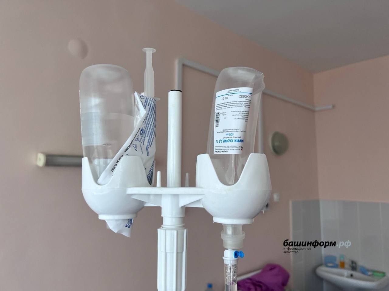 В Уфе жертва жуткой врачебной ошибки отсудила у медцентра 1 млн рублей 65-летняя женщина обратилась в медцентр для проведения процедуры колоноскопии. Во время ее выполнения врач допустил ошибку и повредил прямую кишку. Женщину экстренно госпитализировали и сделали операцию. Судебная экспертиза признала: вред здоровью — тяжкий, а медуслуга оказана плохо. Суд взыскал с клиники 92 тысячи рублей за лечение и 1 миллион за моральный вред. Моя Уфа. Подписаться Прислать новость