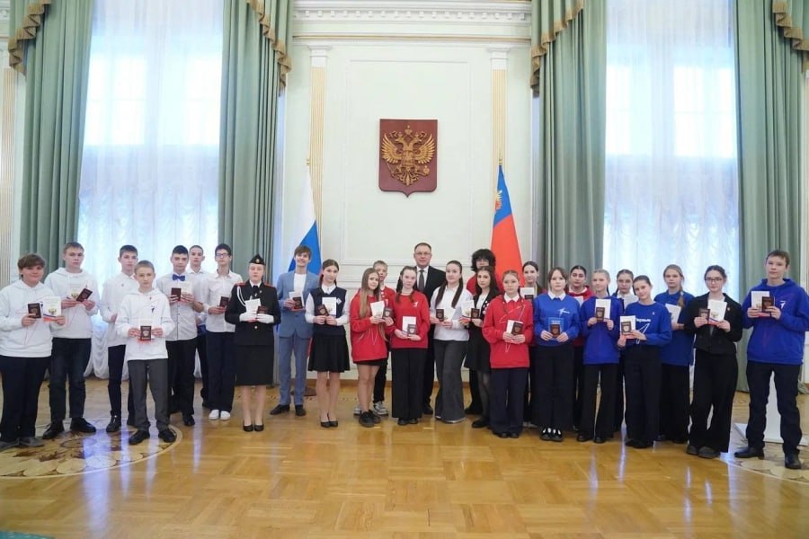 Губернатор в преддверии Дня Конституции РФ вручил паспорта кузбасским школьникам На торжественном приеме первый взрослый документ гражданина Российской Федерации активистам Движения Первых победителям олимпиад представителям медиацентров творческих коллективов стипендиатам губернаторской премии участникам волонтерской деятельности спортсменам вручил губернатор Кузбасса Илья Середюк Активисты Движения Первых Кузбасса получают паспорта в рамках всероссийской программы Мы граждане России Цель проекта сделать вручение первого паспорта праздничным и запоминающимся событием kuzzbas ru news society 77876 html