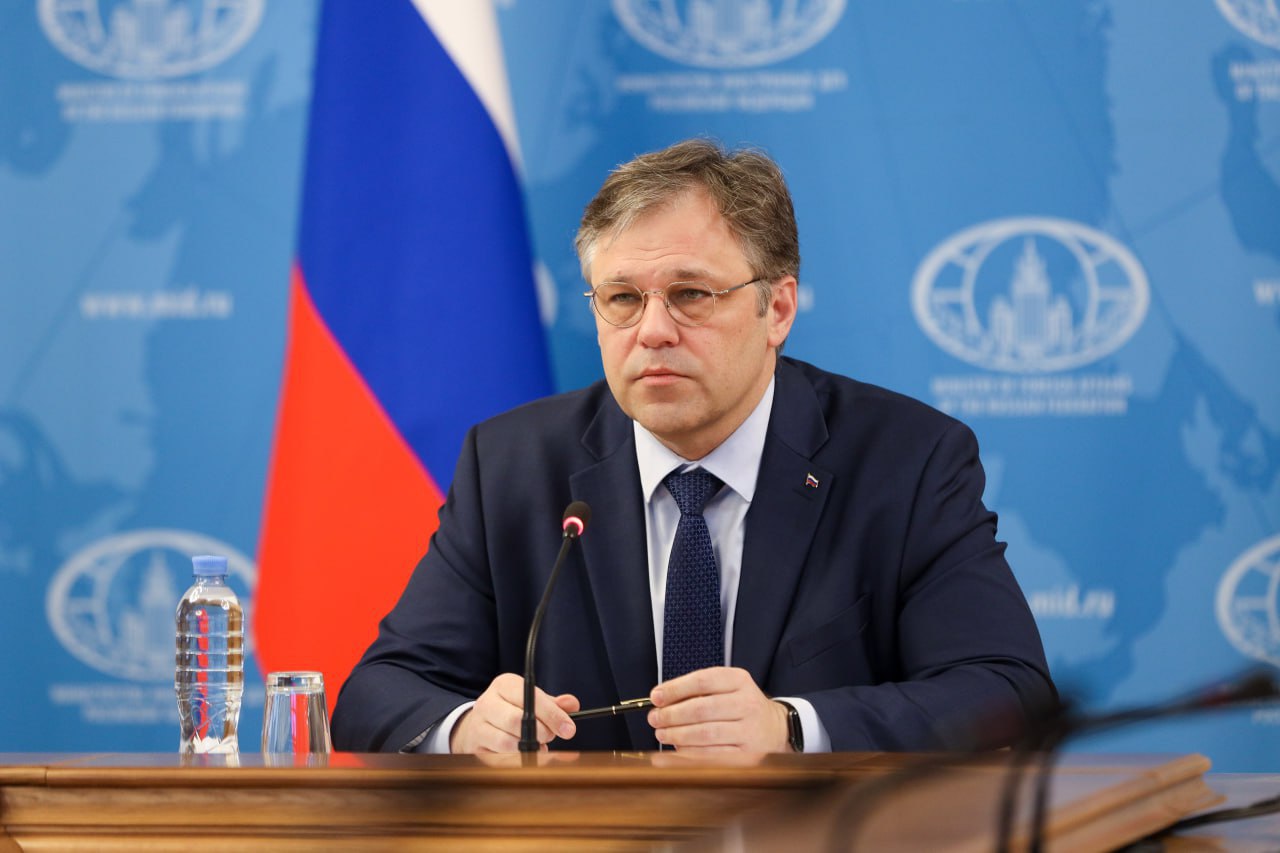 Интервью Посла по особым поручениям МИД России по преступлениям киевского режима Р В Мирошника Комсомольской правде 13 октября 2025 года Ключевые тезисы Буча Провокация Западники ныне пытаются уходить от обсуждения этого вопроса инсценировки в Буче Мы направляли им ноты для начала дайте список тех людей в смерти которых вы нас обвиняете Эти запросы мариновались у них месяцами в конце концов приходили абсолютно абсурдные ответы в стиле принято решение соблюдать конфиденциальность в отношении граждан которые были убиты Каждая фамилия это возможность провести хотя бы предварительное расследование понять что произошло с человеком Наши эксперты когда рассматривали фотографии видеоматериалы отмечали что люди погибли в разное время Об этом свидетельствует наличие давних трупных пятен на некоторых из тех кто якобы был только что убит следы разных видов грунта на одежде и прочее Тела неизвестных просто собрали из разных мест Они решали насущную задачу сорвать практически уже подготовленные к тому моменту стамбульские договорённости Нужный эффект был достигнут о мирных переговорах больше не вспоминали Дети Умысел в распространении лжи о похищенных Россией детях в том чтобы подвести Россию под обвинение в геноциде В перечне его признаков значится насильственная передача детей от одной национальности к другой На самом деле никто из авторов этих обвинений не интересовался судьбой ни одного конкретного ребёнка Мы работаем вместе с детским омбудсменом Марией Львовой Беловой На последней встрече в Стамбуле украинцы передали список из 339 фамилий Мы начали тщательно отрабатывать историю каждого ребёнка Выяснилось что более 50 человек из списка вообще никогда не были на территории России Никто у нас детей насильственно не удерживает Ребёнок до войны мог находиться в России с одним из родителей или у бабушки с дедушкой Решение о его дальнейшей судьбе принимается родственниками Но это долгая процедура подтверждение документальное подтверждение родства подтверждение генетической близости Пока мы передали чуть более ста человек при помощи Катара и ОАЭ У нас огромное количество ситуаций при которых родители живущие в России не могут добраться до своих детей оставшихся на Украине Потому что режим записывает их в украинские граждане и категорически отказывается содействовать воссоединению Пытки Было подготовлено несколько докладов с задокументированным описанием этих фактов пыток мирного населения Курской области Официально передали их в ООН ОБСЕ в Международный Красный Крест На Украине существует целая сеть секретных тюрем доступ в которые международным организациям закрыт Многие наши пленные прежде чем попасть в официальное пенитенциарное учреждение проходят через этот ад Вот там вовсю практикуются издевательства пытки и даже убийства ПреступленияКиевскогоРежима Создать какой то международный судебный орган или трибунал в обозримой перспективе практически нереально Он должен учреждаться решением Совета Безопасности ООН а там три западные страны поддерживающие нынешнюю Украину обладают правом вето Значительная часть правозащитных организаций сегодня прямо контролируются заказчиками преступлений Целый ряд из них превратился в пропагандистские площадки которые просто гавкают в ту сторону куда им указали Большинство преступлений киевский режим совершает на территории новых и исторических регионов России поэтому судебное преследование идёт в соответствии с Уголовным кодексом Российской Федерации Порядка 650 украинских головорезов сели на скамью подсудимых и кое кто уже получил за содеянное от 8 5 года до пожизненного Следственным комитетом ведётся более 7500 уголовных дел Читайте полностью