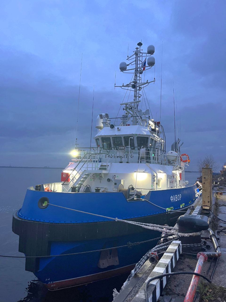 Пятый арктический буксир спасатель проекта NE025 Фавор успешно прошел последние ходовые испытания Фавор успешно совершил контрольный выход в акватории порта Архангельск подтвердив работоспособность всех систем и оборудования По результатам испытаний аварийно спасательный буксир Фавор подтвердил заложенный государственным контрактом класс судна KM Arc4 hull machinery R1 AUT3 FF3WS Tug Судно будет приписано к порту Архангельск и использоваться на трассах Северного морского пути Пятое судно серии проекта NE025 названо в честь горы Фавор на Соловках которая расположена на острове Муксалма в восточной части архипелага Строительство серии буксирно спасательных судов проекта NE025 велось на Окской судоверфи в рамках реализации плана развития инфраструктуры Северного морского пути на период до 2035 года и федерального проекта Северный морской путь Основные характеристики буксира спасателя проекта NE025 Ледовый класс КМ Arc4 hull machinery R1 AUT3 FF3WS Tug Длина 29 м Ширина 9 4 м Высота борта на миделе 4 2 м Осадка по ЛГВЛ на миделе 3 2 м Мощность главных двигателей 2 х 746 кВт Экипаж 8 человек Тип судна однопалубное со средним расположением машинного отделения с двухвальной дизельной энергетической установкой с носовым расположением двухъярусной надстройки и открытой рабочей палубой в кормовой части