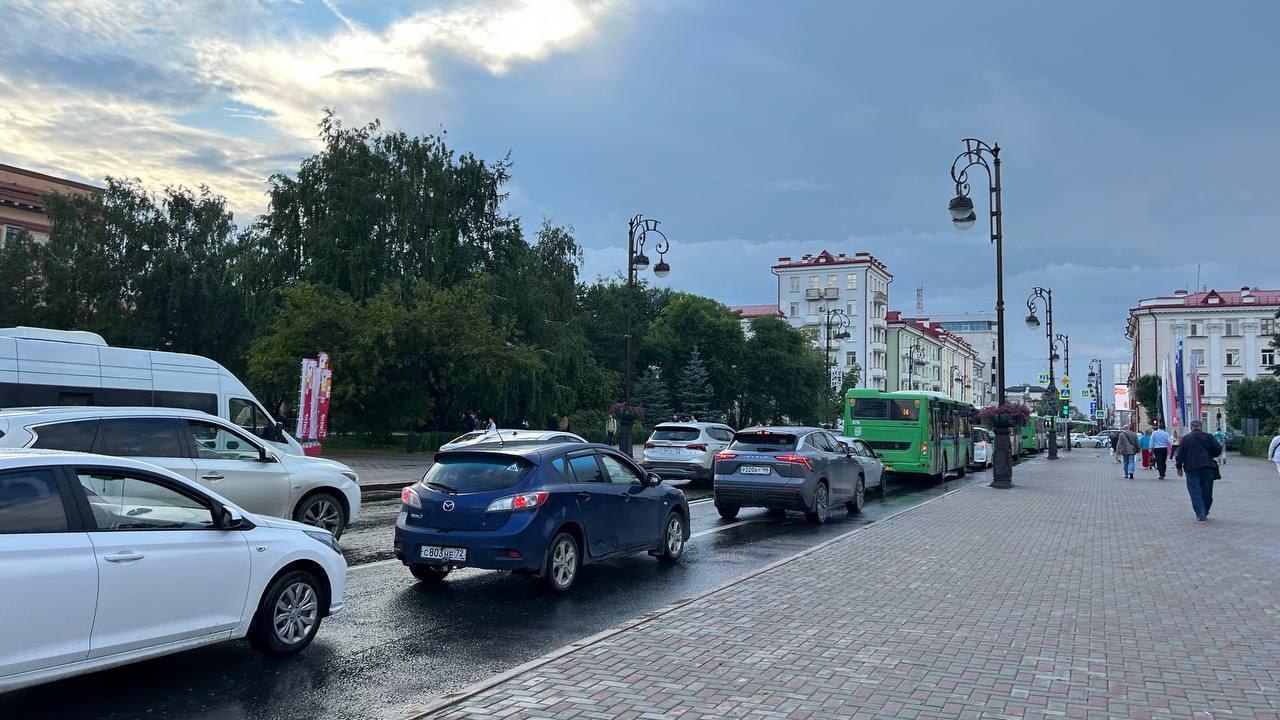 Центр Тюмени встал в глухой затор Улица Республики оказалась парализована. Пробка упёрлась в перекрёсток с Орджоникидзе — движение застопорилось, стоят и автобусы, и легковушки. Водители автобусов открывают двери прямо посреди улицы, пассажиры выходят и идут пешком.