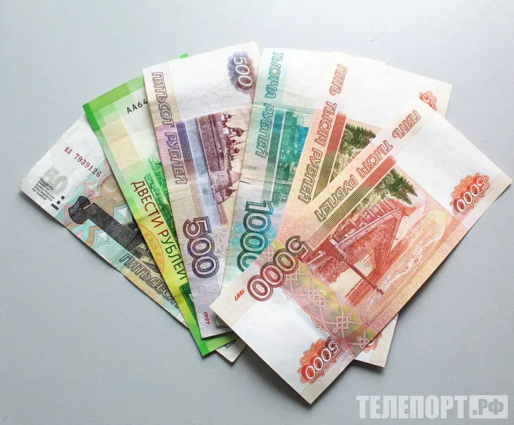 Налоговый вычет при покупке жилья предлагают увеличить Максимальная сумма налогового вычета при покупке жилья может быть увеличена Лидер фракции Справедливая Россия Сергей Миронов заявил что размер налогового вычета при покупке жилья требует увеличения в 2 5 раза из за его устаревания Об этом сообщает ТАСС Максимальная сумма которую можно вернуть в качестве имущественного налогового вычета составляет 2 млн рублей при приобретении квартиры или строительстве жилья а также 3 млн рублей по процентам по ипотеке Таким образом если ставка НДФЛ составляет 13 можно получить возврат уплаченных налогов в размере 260 тыс рублей и 390 тыс рублей соответственно Вычеты за покупку жилья и проценты по ипотеке не связаны между собой и могут быть суммированы до 650 тысяч рублей Каждый гражданин имеет право на имущественный налоговый вычет один раз в жизни при покупке жилья можно получить до 260 тысяч рублей независимо от количества приобретенных квартир В случае с ипотечными процентами лимит составляет 390 тысяч рублей но он распространяется только на один объект недвижимости Неиспользованную сумму вычета по процентам нельзя перенести на следующий ипотечный кредит Лимиты налогового вычета действующие в настоящее время были введены в 2014 году