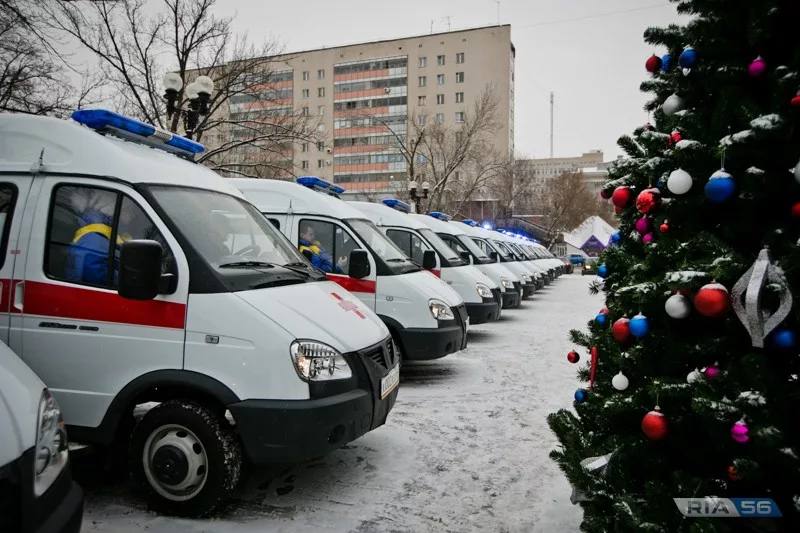 В новогоднюю ночь скорая выезжала на вызовы 327 раз  24 пациента обратились за помощью из-за алкогольного отравления.   А в областной больнице медики спасали 16 человек. Это – девять мужчин и семь женщин.  Также были обращения с травмами рук и ног, вывихом челюсти, ушибом головы, обострением гипертонической болезни.   Давайте скажем спасибо тем, кто стоял на страже нашего здоровья     Подписаться    Прислать новость