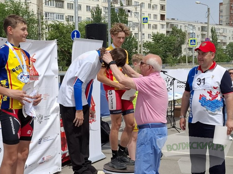 Волгоградцы и камышане: в Волжском определили чемпионов Всероссийской велогонки Сегодня, 31 мая, Волжский в очередной раз стал местом проведения Всероссийской массовой велосипедной гонки «Всемирный день физкультурника». Мероприятие организовано Минспорта РФ и Федерацией велосипедного спорта России при поддержке комитета физической культуры и спорта Волгоградской области и администрации Волжского. В этом году велогонка была приурочена в 80-летию Победы в Великой Отечественной войне. Велогонка прошла под палящим солнцем на новом участке улицы им. генерала Карбышева от улицы 87-й Гвардейской до им. С.Р. Медведева. Заезды состоялись в нескольких возрастных категориях с отдельными зачетами для мужчин и женщин. Подробнее на Волжский.ру: