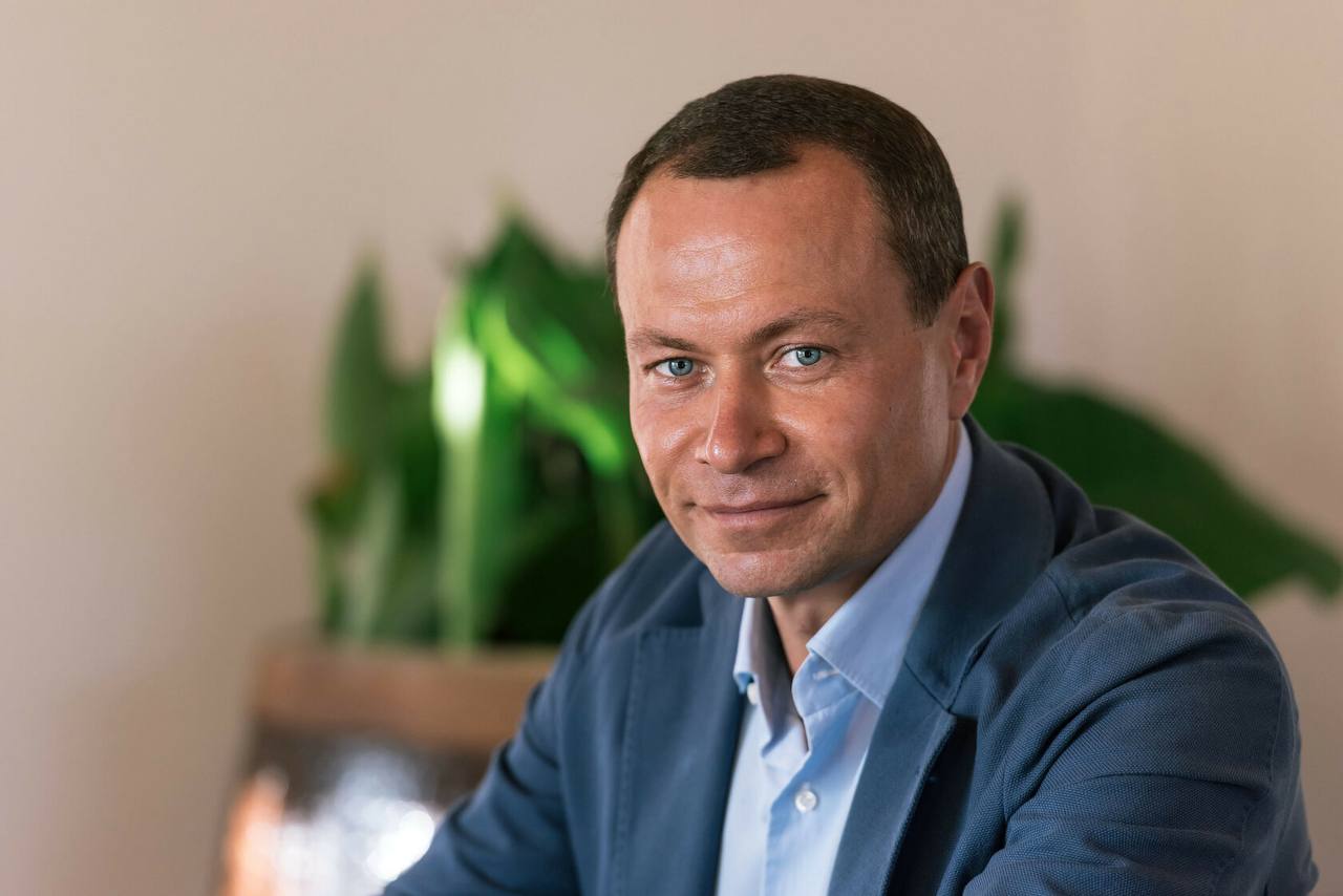 Во Владивостоке суд арестовал имущество и счета экс-мэра города Владимира Николаева и его сестры, депутата Госдумы  Суд уже наложил арест на всё имущество, которое, как считает прокуратура, было получено незаконным путём, включая развлекательный комплекс «Роял Парк» на Седанке, двухбашенный небоскрёб на Володарского и ещё огромный список объектов. Арестованы все автомобили и все счета, принадлежащие Николаеву, его маме, племяннице, а также сестре Виктории – действующему депутату Государственной думы.  Иск поступил от заместителя генерального прокурора. В ответчиках сам Николаев, три родственницы, а также 16 аффилированных с ними юридических лиц. Прокурор требует обратить в доход государства всё имущество, полученное коррупционным путём.  Генпрокуратура обосновывает требования тем, что Владимир Николаев в 2001-2004 годах был депутатом Законодательного собрания Приморского края, а с 2004 по 2008 год являлся главой администрации Владивостока. Но одновременно с исполнением функций народного представителя он, в нарушение закона о статусе депутата, занимался коммерческой деятельностью. При ежегодном декларировании своего имущества Николаев не предоставлял полные и достоверные сведения об источниках своего дохода, его размере и легальности. Использовал подставные фирмы и номинальных лиц, чтобы скрыть факт владения имуществом и уходить от контроля уполномоченных органов.    Админу
