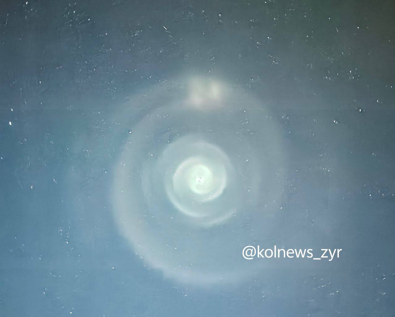 Ученые связали спираль в небе над Колымой с запуском ракеты Falcon 9 Неопознанный объект который жители Верхнеколымского района наблюдали вечером 17 ноября мог оказаться второй ступенью спутника запущенного из Калифорнии По словам очевидцев объект двигался по небу и закручивался в спираль За разъяснением корреспондент Улус Медиа обратился в Институт космофизических исследований и аэрономии имени Ю Г Шафера СО РАН В этот день запустили спутник Сентинел6В в Калифорнии Возможно это видели работу второй ступени ракеты В 17 08 по колымскому времени она отключилась и получила импульс торможения при возвращении прокомментировал Семен Николашкин заместитель директора ИКФИА СО РАН ulusmedia Читайте нас в MAX