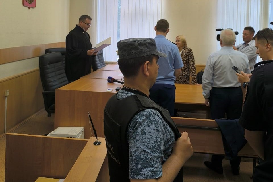 В Екатеринбурге вынесли приговор молодому человеку тогда ему было 16 лет , который в ноябре 2023 года зарезал свою подругу и ее маму, а затем расправился с их собакой породы шпиц. За это ближайшие 9 дет и 6 месяцев он поведет в воспитательной колонии. Также суд вынес приговор в отношении подельника парня Путилина, с которым они сняли с карты убитой женщины деньги. Путилина суд признал виновным в совершении преступления, предусмотренного п. «г» ч. 3 ст. 158 УК РФ и назначил ему наказание в виде 3 лет 6 месяцев условно с испытательным сроком 2 года. Также судом удовлетворены гражданские иски потерпевших. Приговор в законную силу не вступил. : Железнодорожный районный суд.