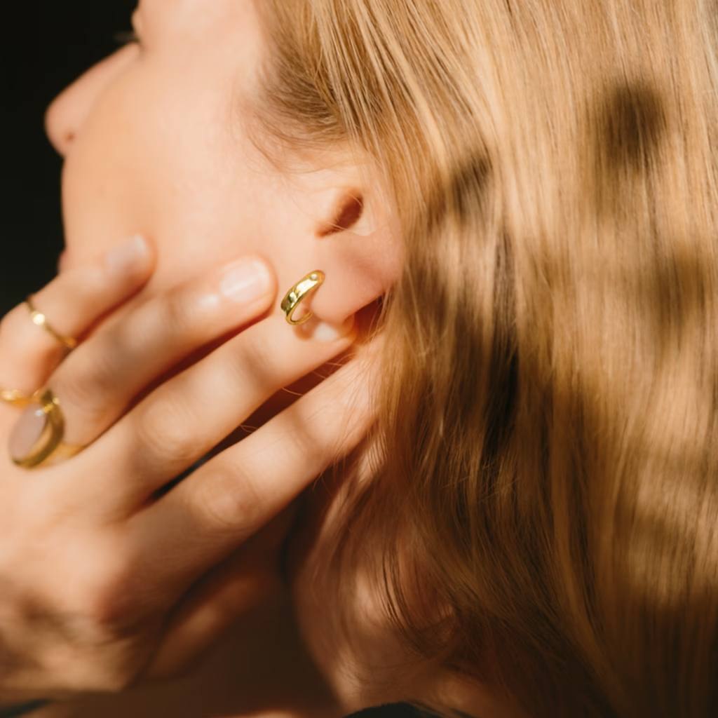 Стартап Lumia представил умные серьги для мониторинга состояния здоровья стоимостью 250 Компания называет их самым маленьким носимым устройством в мире Устройство позволяет отслеживать кровообращение качество сна и физические нагрузки Серьги поступят в продажу в 2026 году vc ru tech 2606513