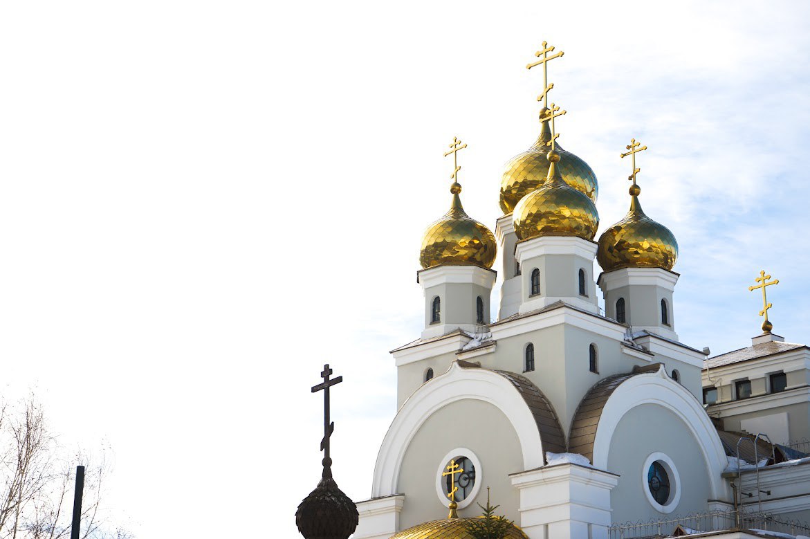Главврач Екатеринбургской епархии высказался против запрета абортов Врач Михаил Попов заявил в эфире ОТВ что такой запрет может привести к росту черного рынка абортов При этом он предложил запретить прерывать беременность в день первого обращения в клинику Запрет на пропаганду убийства всегда будет правильным Будет правильно если врач сразу не будет предлагать девушке прерывание беременности Более правильной мерой здесь было бы время тишины которое дается пациентке от момента принятия решения до момента Когда это решение осуществляется Что действительно стоило бы ограничить это прерывание беременности в день обращения в клинику заявил Михаил Попов Он также рассказал что запрещать что то всегда опасно Попов привел в пример запрет абортов в в 1930 х годах после которого выросло число нелегальных и небезопасных абортов При этом по его словам технологии прерывания беременности заметно улучшились когда аборты снова разрешили It s My City