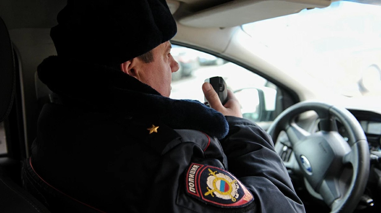 На северо-востоке столицы водитель устроил гонки на арендованном авто  На северо-востоке Москвы произошел инцидент с несанкционированной гонкой и ДТП. Об этом сообщает Telegram-канал «Осторожно, Москва».  Пресс-служба уведомляет, что на Долгопрудной аллее водитель арендованного белого автомобиля устроил гонки без правил. Согласно свидетельствам очевидцев, мужчина, предположительно находившийся в состоянии алкогольного опьянения, хаотично разъезжал по дороге.  Сообщается, что он игнорировал все правила дорожного движения. В момент его…