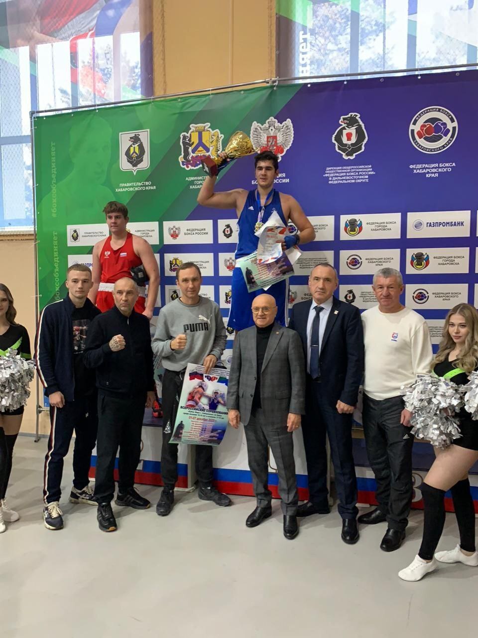 Сахалинские боксёры завоевали две медали всероссийских соревнований Сахалинцы стали обладателями двух золотых наград всероссийских соревнований по боксу Кубок мэра города Хабаровска Состязания собрали 186 сильнейших юношей и юниоров из 25 регионов страны По итогам турнира в категории юноши до 54 кг первое место занял Амир Гиёсов В весе 92 кг среди юниоров победу одержал Таймураз Тавгазов Оба спортсмена воспитанники спортивной школы Кристалл  Мы в Max