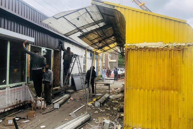 В Кировском районе Новосибирска демонтировали самовольный рынок В Кировском районе завершены работы по сносу крупного незаконного уличного рынка, располагавшегося на тротуаре по улице Мира. Об этом сообщает прокуратура. Решение о демонтаже стало возможным благодаря дополнительному финансированию: мэрия города выделила на эти цели ещё 8 миллионов рублей из бюджета. По информации городской администрации, расчистка тротуаров от незаконной торговли будет продолжаться на постоянной основе в рамках плановых мероприятий. Завершить полную ликвидацию объекта планируется до конца текущей недели. АиФ