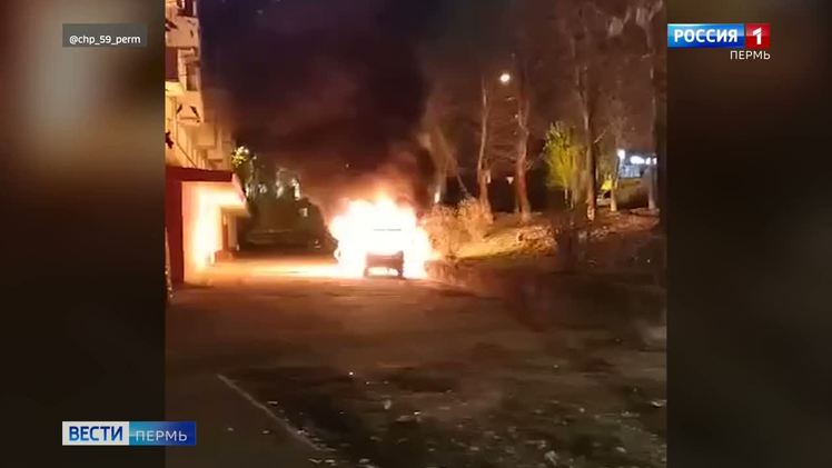 В Чусовом сгорел автомобиль    Неспокойной выдалась минувшая ночь в Чусовом. Здесь сгорел припаркованный во дворе автомобиль. Все случилось на ул. Чайковского. Судя по кадрам, огонь уничтожил машину полностью.