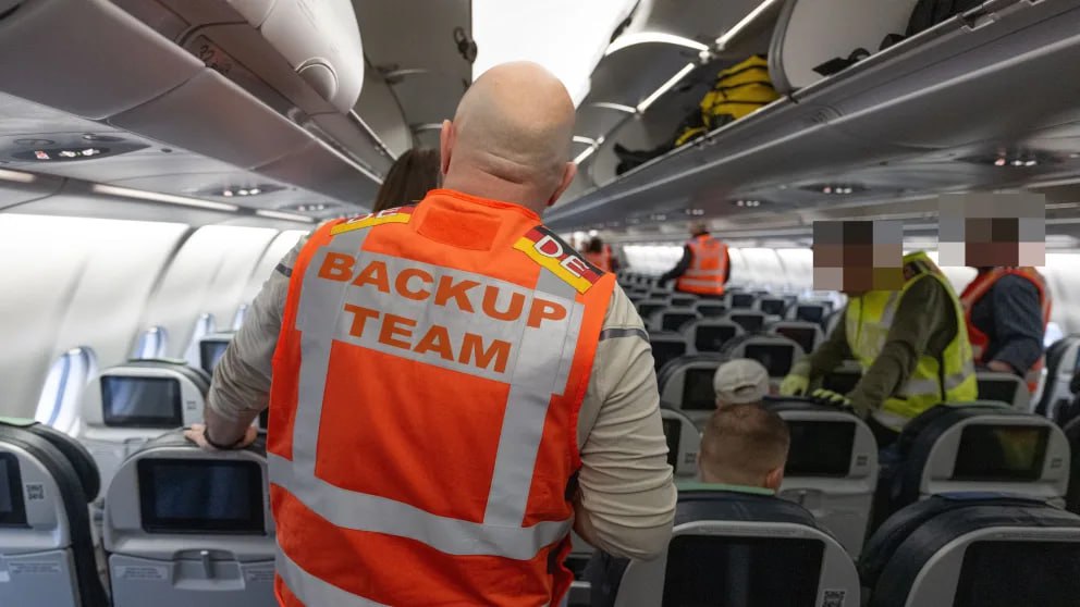 Европарламент упрощает процедуру депортации Марокко и Тунис теперь считаются безопасными странами происхождения Европарламент открыл путь к ключевому элементу разворота миграционной политики в будущем страны члены ЕС смогут депортировать мигрантов за исключением несовершеннолетних в третьи страны даже если у этих людей нет прямой связи с соответствующим государством Условием является наличие двустороннего соглашения или соглашения ЕС с правительством принимающей страны Эту спорную модель поддержали Европейская народная партия ЕНП консерваторы часть либералов и ультраправые партии До последнего сопротивление оказывали социал демократы левые партии и Зелёные Также был принят законопроект со списком стран считающихся безопасными странами происхождения то есть государств в которые могут быть депортированы отклонённые просители убежища Помимо всех стран кандидатов на вступление в ЕС в список вошли Косово Бангладеш Колумбия Египет Индия Марокко и Тунис Это позволит существенно ускорить процедуры предоставления убежища В частности государства члены ЕС смогут рассматривать в ускоренном порядке заявления граждан тех стран у которых шансы на получение убежища невелики заявил изданию BILD еврокомиссар по вопросам миграции Магнус Бруннер По мнению депутата Европарламента и эксперта по вопросам миграции Лены Дюпон выбранный курс является правильным Быстрый отказ по очевидно необоснованным заявлениям разгружает государства члены и избавляет людей от многолетнего пребывания в состоянии правовой неопределённости BILD Russian