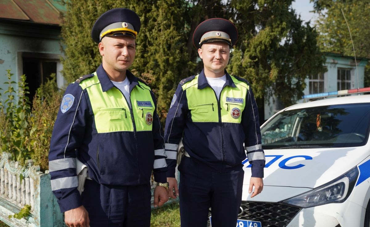 Липецкие автоинспекторы спасли из горящего дома мужчину newslipetsk ru fn 1727806 html В селе Сторожевое Усманского района Липецкой области в ночное время находясь на маршруте патрулирования экипаж дорожно патрульной службы отделения Госавтоинспекции ОМВД России по Усманскому району в составе старших лейтенантов полиции Дениса Попова и Максима Жданова заметили возгорание на улице Чапаева Там находился одноквартирный частный дом из окон которого валили густые клубы дыма Прислать новость Подписаться
