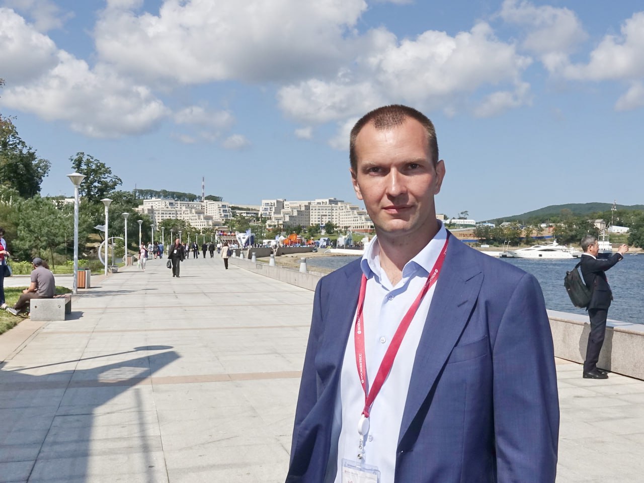 Бывшего депутата регионального парламента Приморского края Евгения Костюкова приговорили к 4 4 годам условно со штрафом в размере 500 тысяч рублей Приговор вступил в силу подтвердили в региональном следственном комитете По данным следствия в 2016 2017 годах когда Костюков возглавлял разные организации в Приморье представил в Управление Федерального казначейства по Хабаровскому краю поддельные документы о реконструкции канализационно очистных сооружений в Большом Камне В итоге незаконно вывел 56 миллионов рублей из бюджета КГУП Приморский водоканал После отъезда Костюкова из России его объявили в международный розыск Он скрывался от следствия с конца 2019 года в Турции Уголовное дело приостановили но заочно предъявили ему обвинения и арестовали В марте 2025 года экс депутата задержали в Стамбуле После этого следствие возобновили Фото zspk gov ru Подписаться в Telegram    Подписаться в MAX