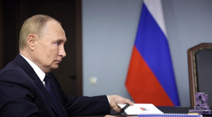 Путин поручил отобрать 100 лучших отечественных фильмов для показа в школах Президент России Владимир Путин поручил Минпросвещения и Совету по культуре и искусству отобрать 100 лучших советских и российских художественных фильмов для их показа в общеобразовательных организациях. Об этом говорится в перечне поручений, опубликованном на сайте Кремля. Министерство и Совет при Президенте также должны представить предложения о включении в программы основного общего и среднего общего образования тем, которые будут направлены на знакомство учащихся с классическим кинематографом. Срок исполнения поручения — 30 августа 2025 года.