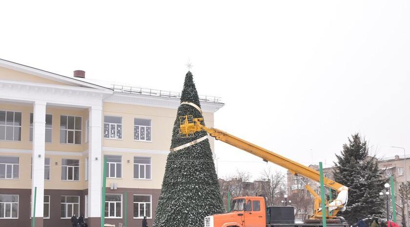 13-метровая ель украсит площадь у городского Дворца культуры прифронтового Северодонецка к новогодним праздникам благодаря шефу-региону Пермскому краю.  «Новогодняя елка станет настоящим подарком для жителей Северодонецка. Яркая красавица украсит нашу площадь. Все желающие могут полюбоваться замечательным подарком и получить новогоднее настроение», — отметил директор местного дворца культуры Александр Ковалев, слова которого приводит медиахолдинг «Луганьмедиа».  Сейчас специалисты ведут монтаж зеленого гиганта, который затем украсят яркими игрушками. Вокруг елки установят световой шатер, который добавит ночному городу особое очарование и магию.