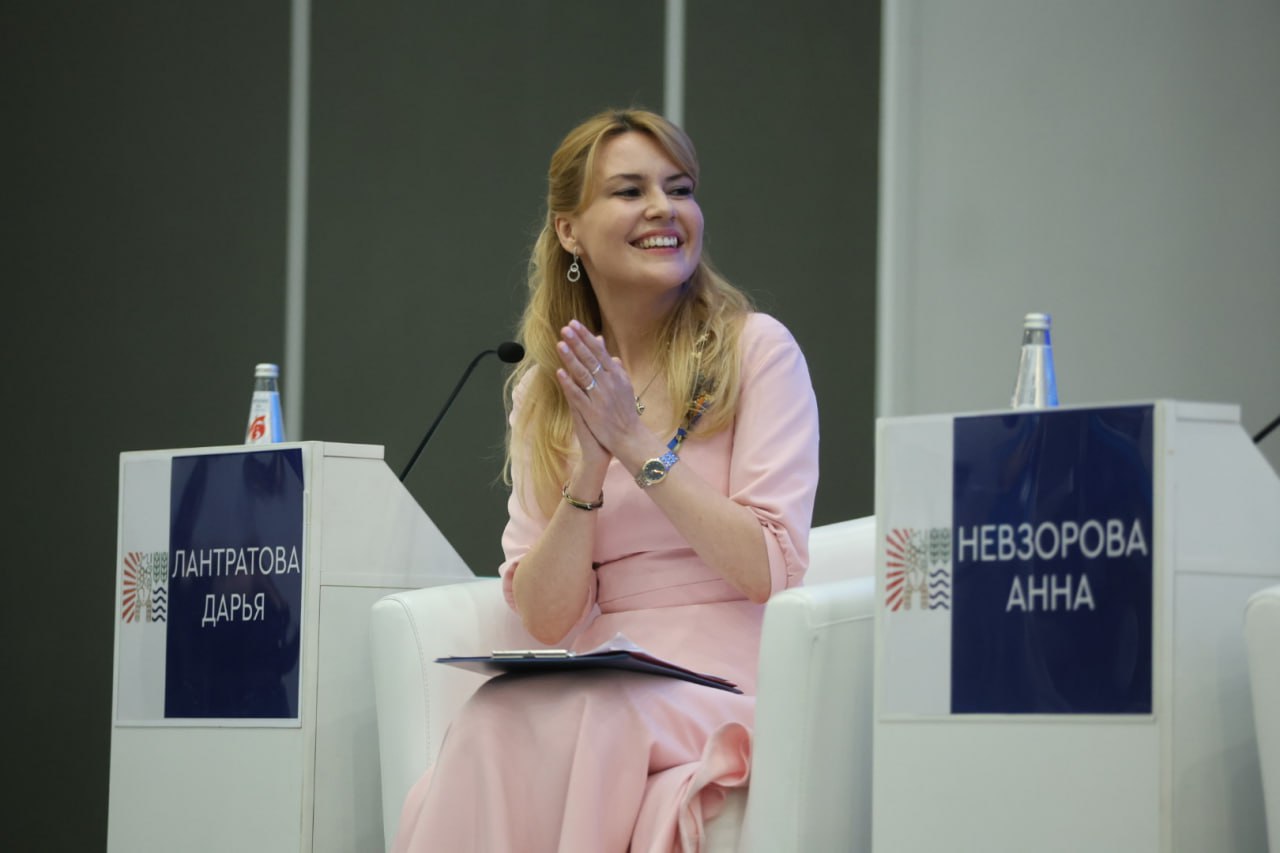 Вениамин Кондратьев: На поддержку семей с детьми в 2025 году предусмотрели более 45 миллиардов рублей Об этом губернатор Краснодарского края сообщил на пленарном заседании первого регионального женского форума в Краснодаре. – Здесь около 400 женщин со всего края. Каждая из вас успешна и настолько активна, что нет профессии, которую бы вы не освоили. При этом успеваете заботиться о своих родных. На Кубани институт семьи всегда был сильным. А сегодня перед краем и всей страной стоит демографический вызов. Президент России назвал его преодоление приоритетной общенациональной целью. Для помощи семьям с детьми мы запускаем пилотный проект по улучшению демографии. В него войдут инструменты поддержки материнства, как финансовые, так и связанные с духовным воспитанием подрастающего поколения. Будем строить новые школы, детсады с ясельными группами, спортивные центры. Делать все, что поможет нашему краю оставаться самобытным, сильным и развивающимся регионом, – сказал Вениамин Кондратьев.