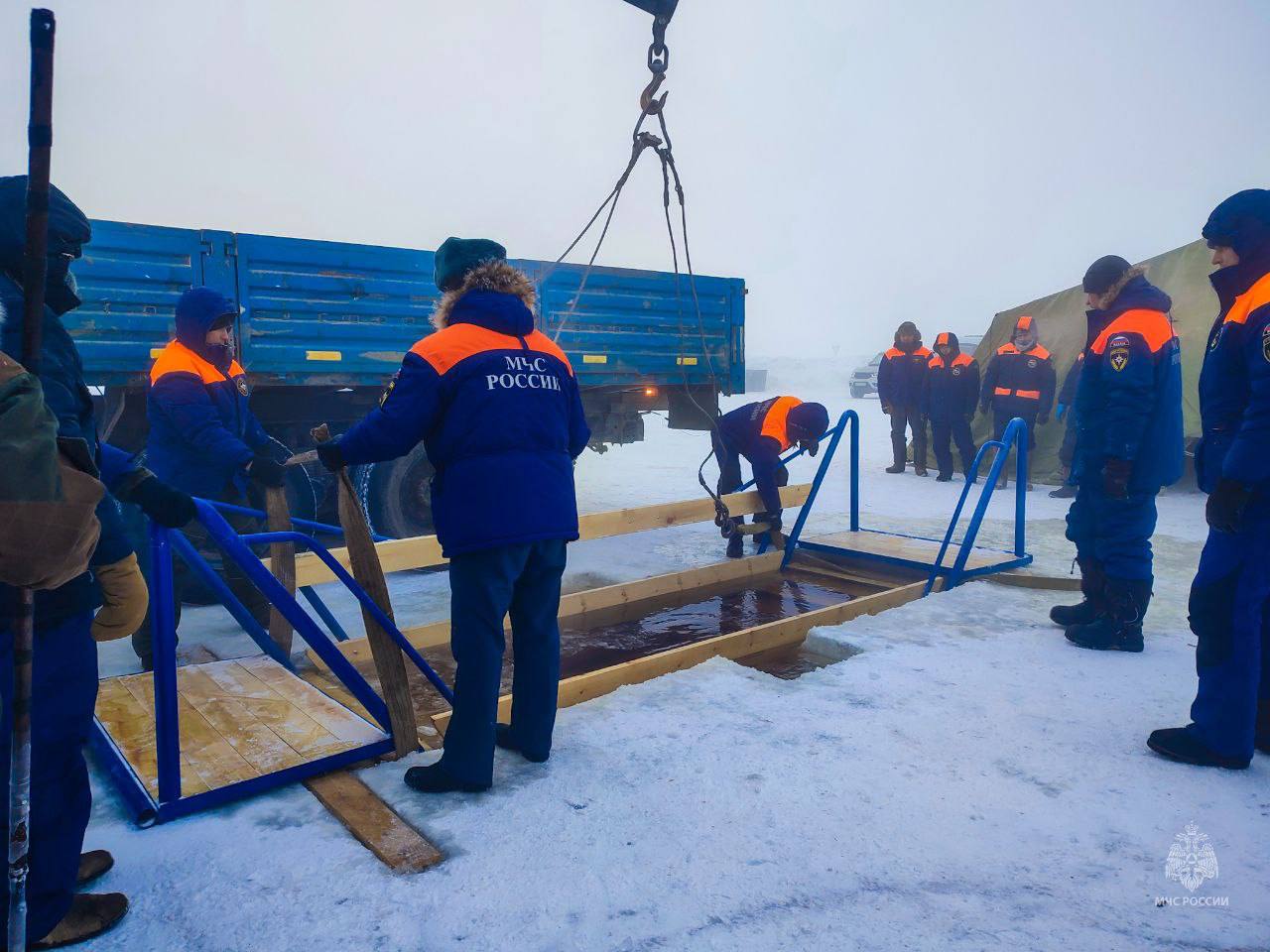 В Якутске начали готовить крещенскую купель С 18 по 20 января жители и гости Якутска смогут окунуться в прорубь на протоке реки Лены Ведутся работы по обеспечению безопасности и комфорта отбор проб воды подготовка территории и путей подъезда установка теплых палаток и прорубей сообщили в администрации города Также будут организованы спецавтобусы для перевозки участников ulusmedia Читайте нас в MAX